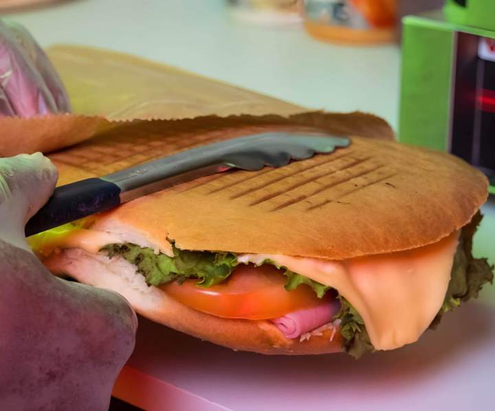 L'incontournable agoulou, le hamburger local version large